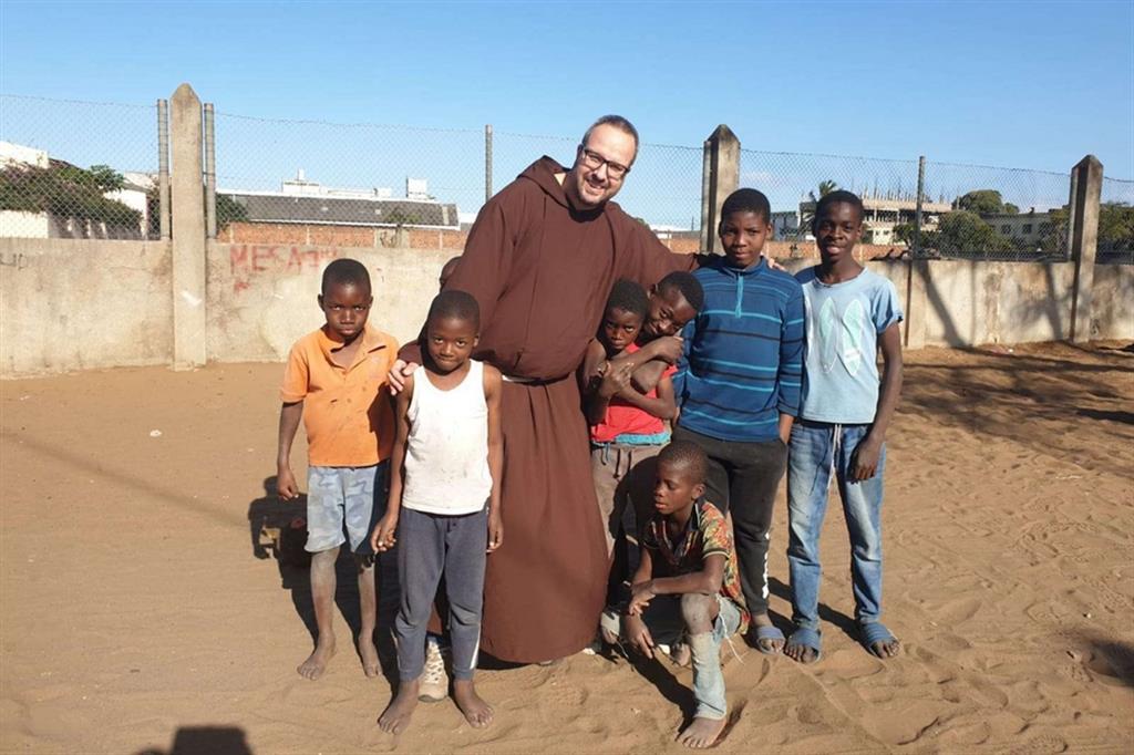 Fra Luca Santato con un gruppo di bimbi soli di Maputo