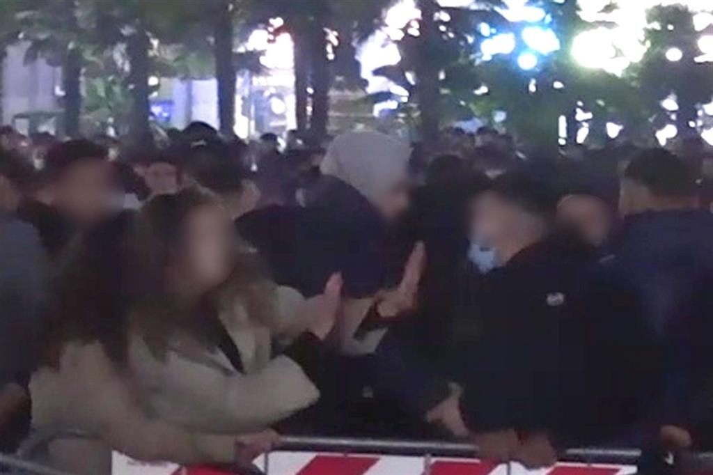 Fermo immagine di un video in cui si vedono due ragazze che cercano di allontanare un molestatore del branco