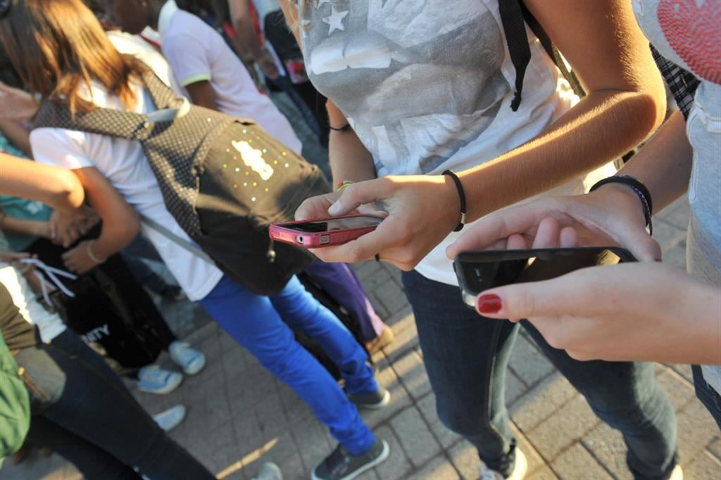 Stop ai cellulari in classe: la circolare (subito in vigore) del Ministero