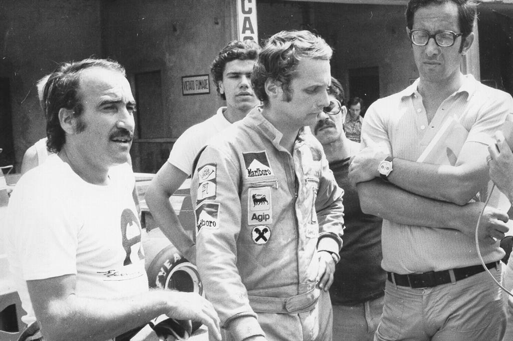 Mauro Forghieri (a destra) con Clay Regazzoni e Niki Lauda nel 1975