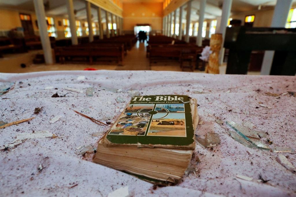 Una Bibbia danneggiata nell'attacco di domenica alla chiesa cattolica di San Francesco a Owo, Ondo, Nigeria
