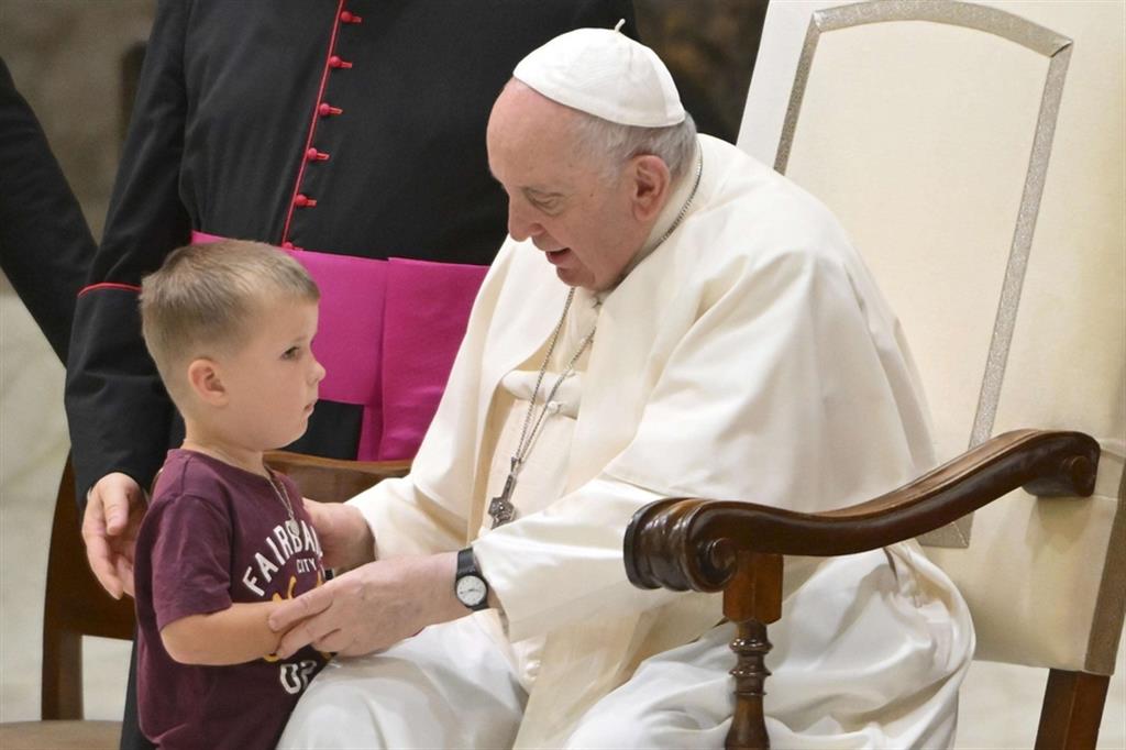 Il Papa: l’alleanza dei vecchi e dei bambini salverà l'umanità