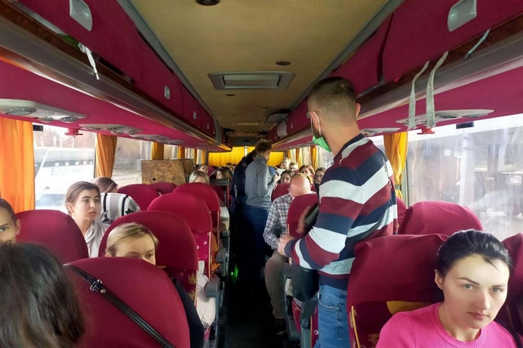 Un autobus con targa ucraina con una cinquantina di persone  al confine di Trieste