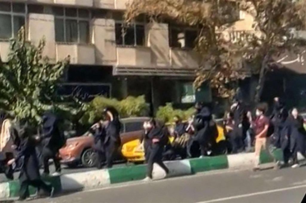 Immagine tratta da un video degli studenti di Teheran che sono scesi in piazza