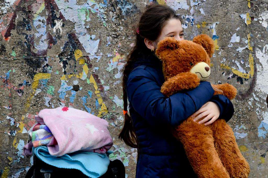 Una bambina ucraina arrivata a Napoli il primo marzo 2022 dopo un lungo viaggio dalla Polonia