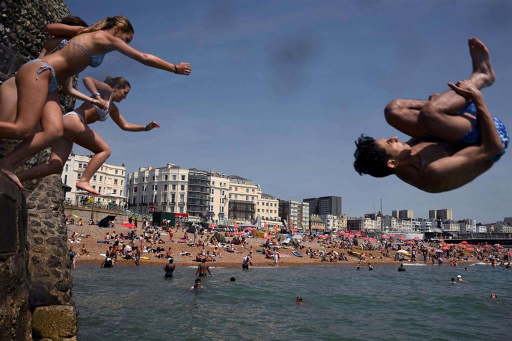Folla sulle spiagge di Brighton mentre le autorità dichiarano l'emergenza nazionale per il caldo