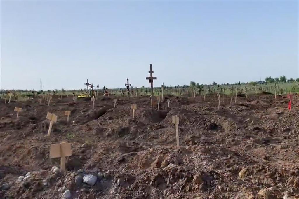 Un video mostra 3mila tombe recenti in un cimitero di Mariupol