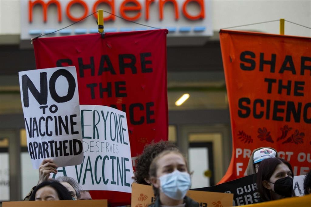Proteste contro i brevetti ai vaccini giovedì scorso davanti alla sede di Moderna a Cambridge, Massachusetts
