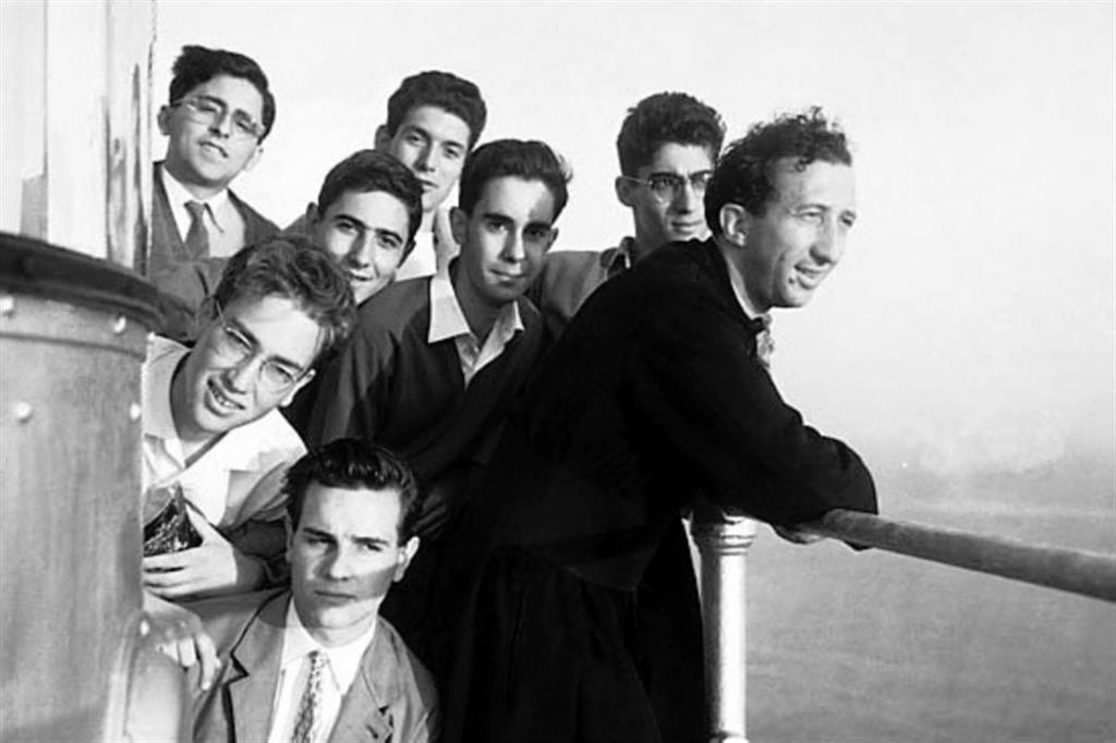 Don Luigi Giussani con alcuni studenti nel settembre 1956 durante la gita della quinta ginnasio del liceo Berchet al faro di Portofino, in un'immagine tratta dal sito di Comunione e Liberazione