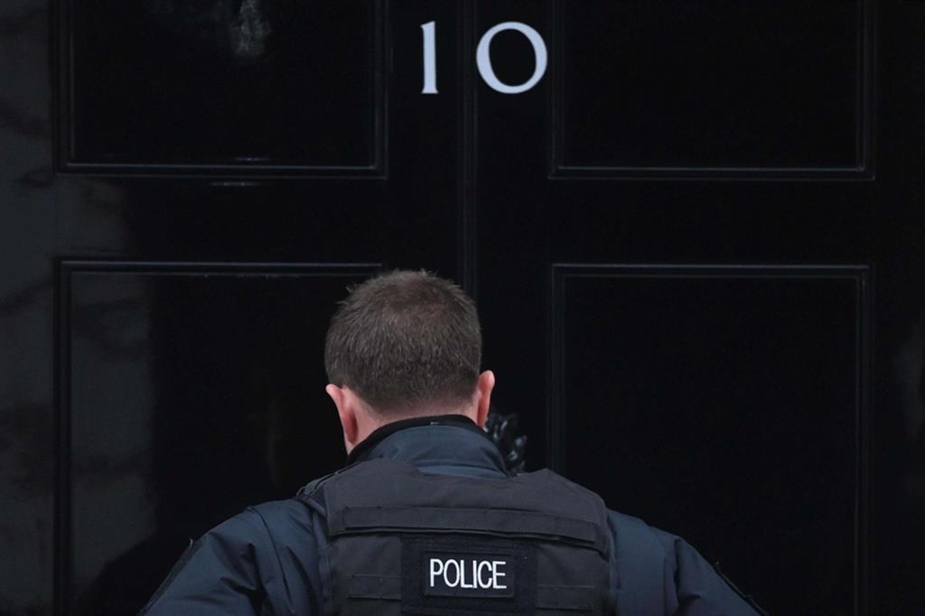 Il <pary gate>: la polizia busserà nei prossimi giorni al numero 10 di Downing Street