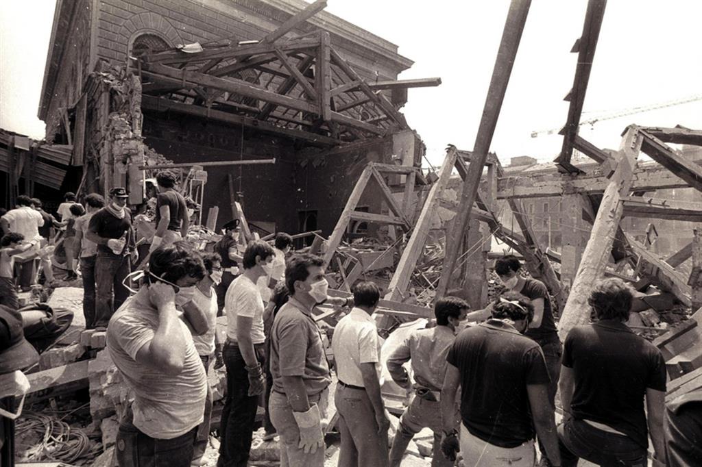 Il lavoro dei soccorritori dopo la strage di Bologna del 2 agosto 1980