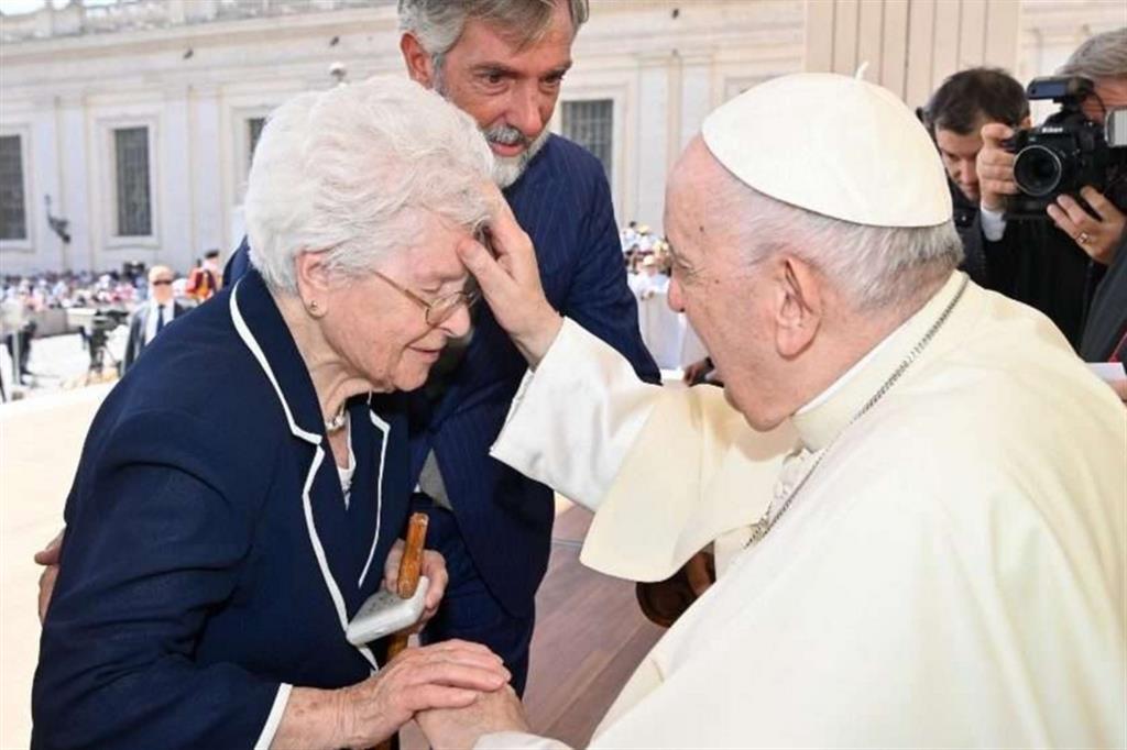 Papa Francesco con la signora Rina