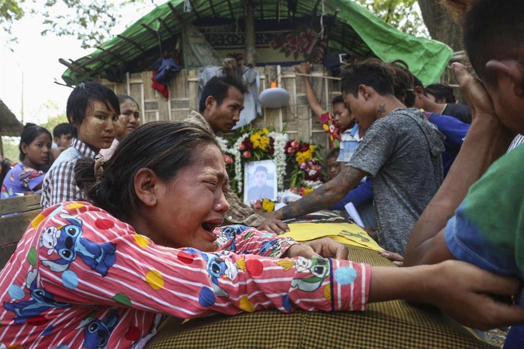 Il dolore di una madre al funerale del figlio tra le vittime delle repressioni dei militari a Mandalay