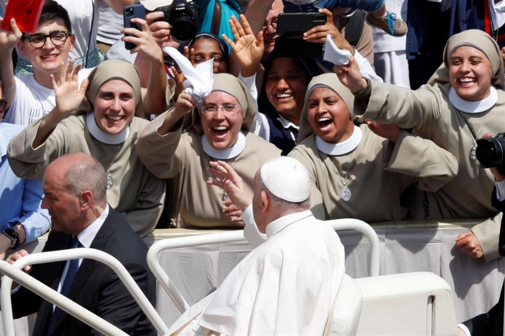 Il Papa: santità non è eroismo personale ma amare e servire gli altri