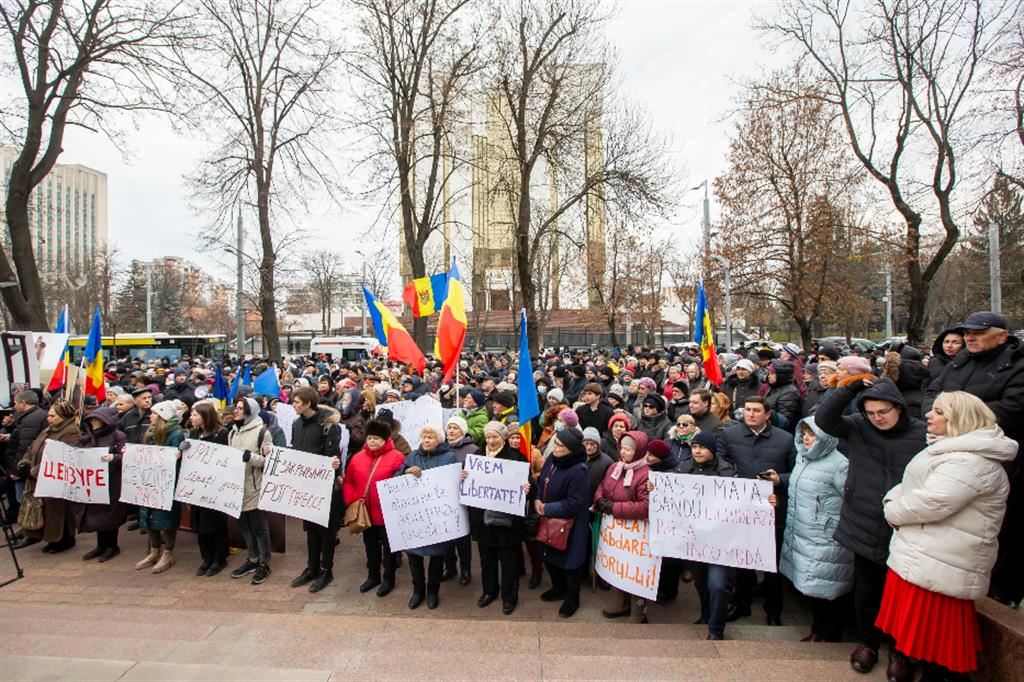 Protesta a Chisinau, capitale della Moldavia, contro la decisione del governo di chiudere sei canali tv accusate di essere filorusse