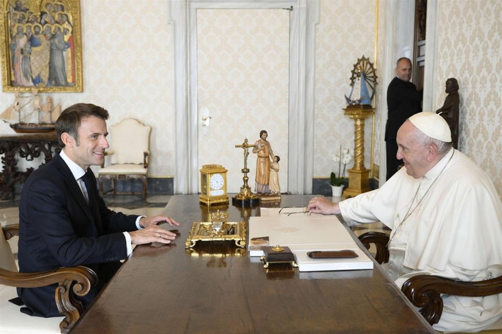Il presidente Macron a colloquio con papa Francesco