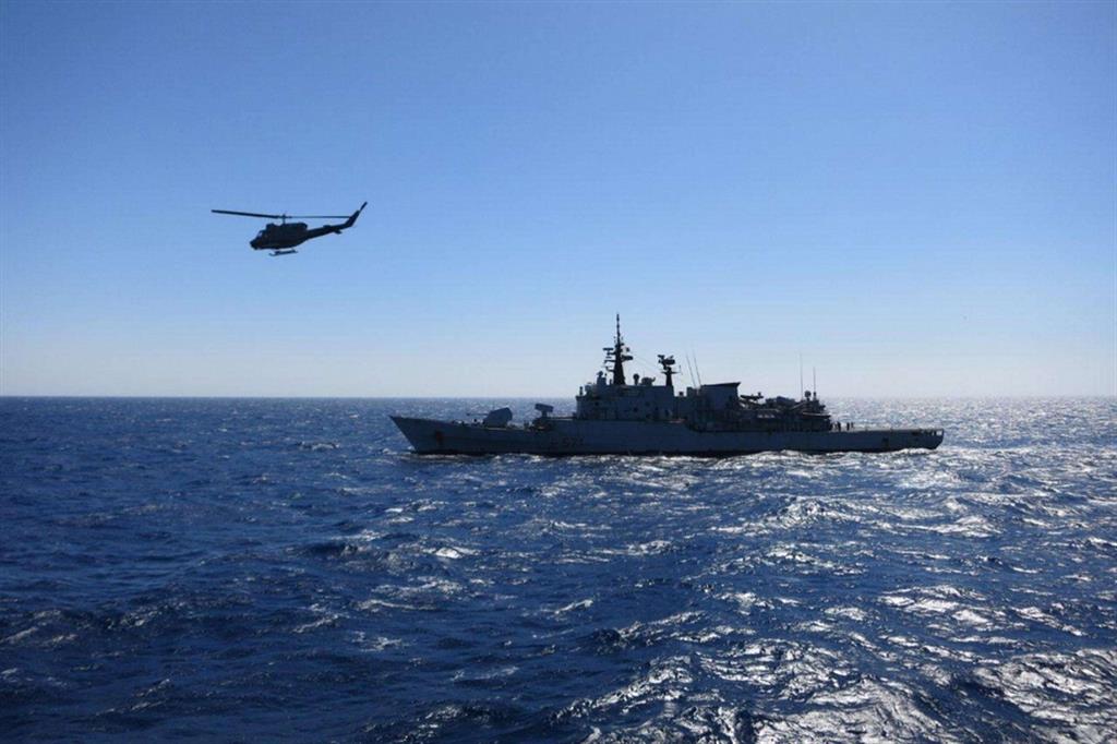 La fregata Grecale della Marina Militare, soccorre i due pescherecci italiani nelle acque libiche
