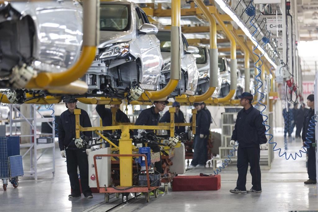 Linea produttiva di auto elettriche in una fabbrica del Beijing Automotive Group a Pechino