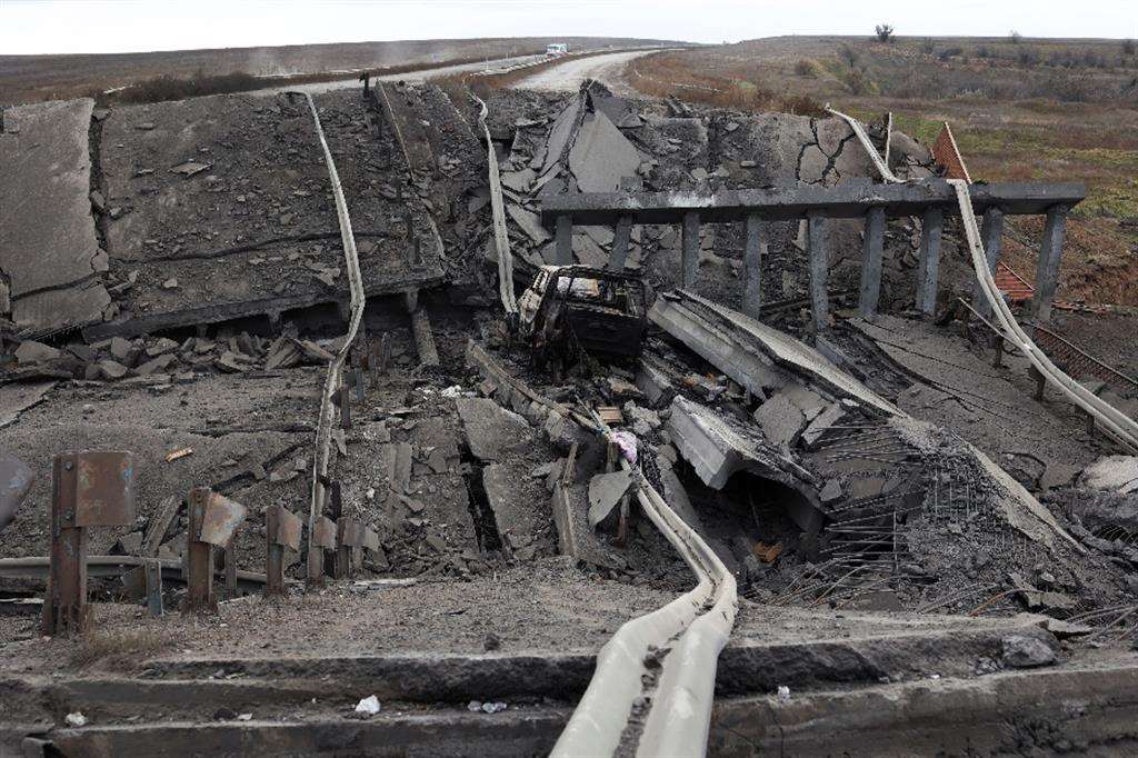 Strada bombardata della regione di Kherson, in Ucraina