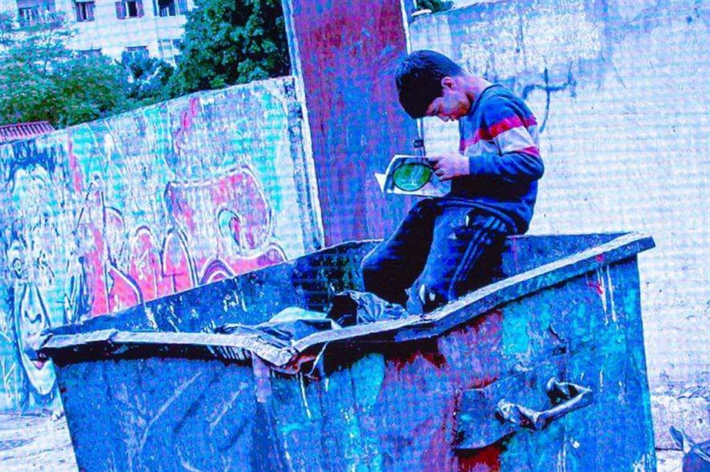 Hussein, il bambino profugo siriano che legge tra la spazzatura