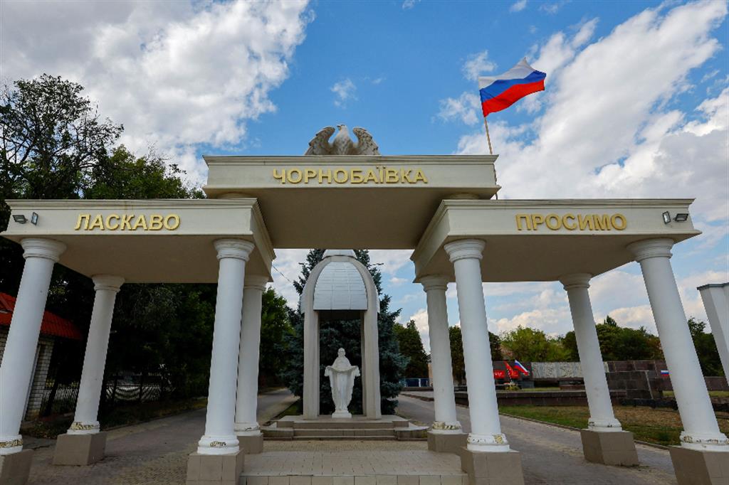 La bandiera russa sventola su un monumento a Chornobaivka nella regione di Kherson