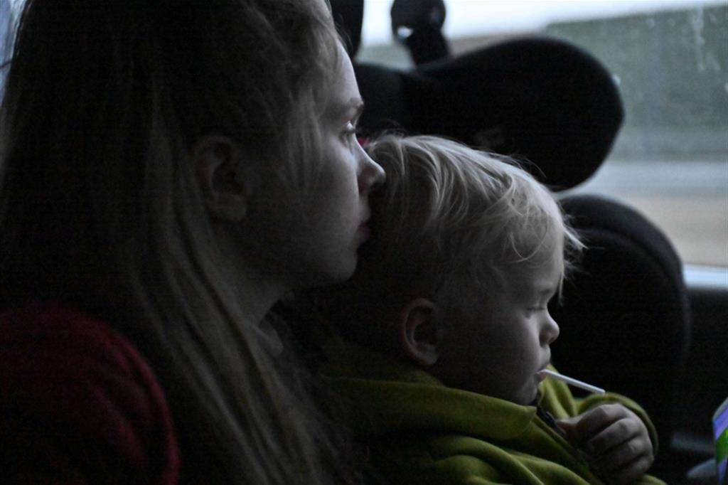 Madre e figlio su un pullman di profughi ucraini in viaggio per l'Italia
