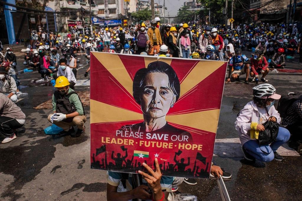 Protesta a Yangon , nel marzo dello scorso anno poco dopo il golpe, a favore della leader 77enne Aung san Suu Kyi