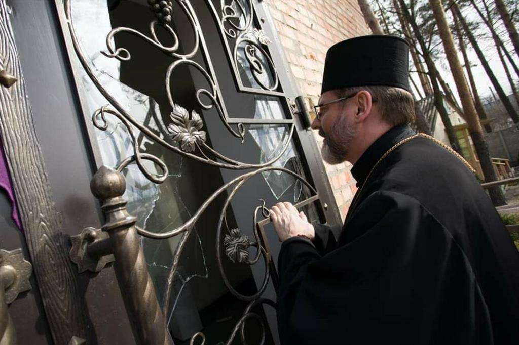 L’arcivescovo maggiore della Chiesa greco-cattolica ucraina, Sviatoslav Shevchuk, a Irpin davanti alla chiesa devastata da un missile russo