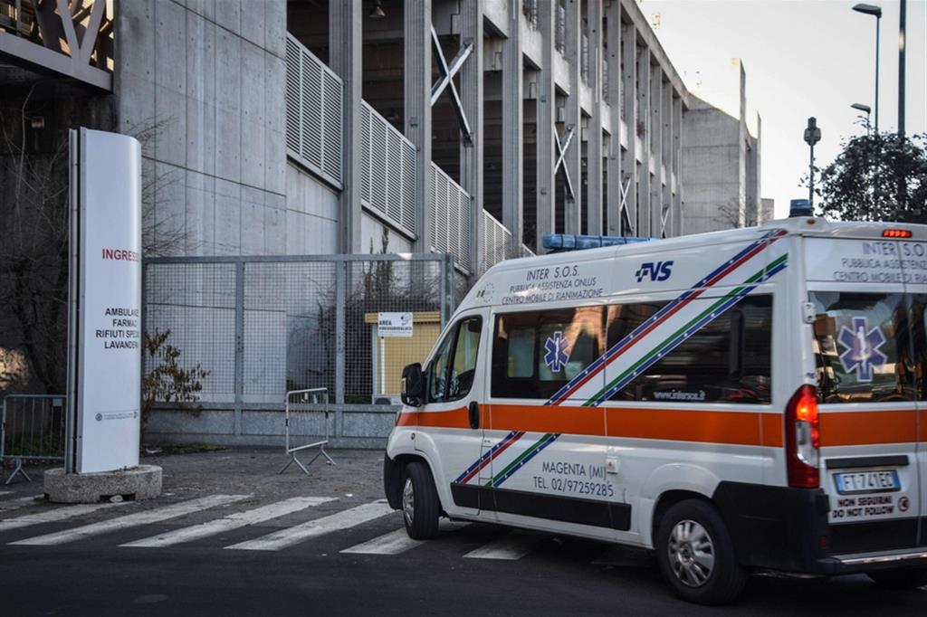 L'arrivo del primo paziente Covid in ospedale in Fiera a Milano, 14 gennaio 2022