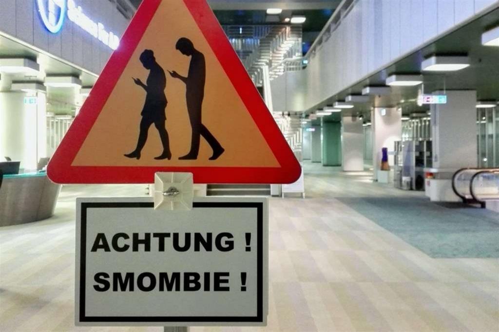 Un cartello in un centro commerciale in Germania con l'avvertenza “Attenzione Smombie”
