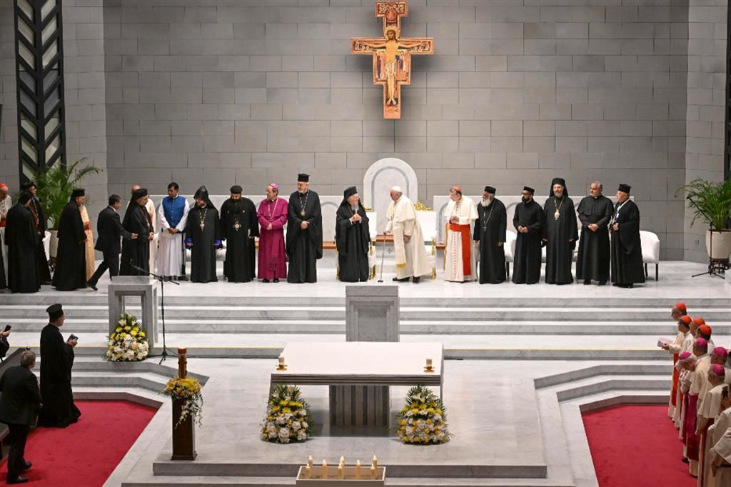 Papa Francesco saluta il patriarca Bartolomeo nella cattedrale di Nostra Signora d'Arabia, ad Awali