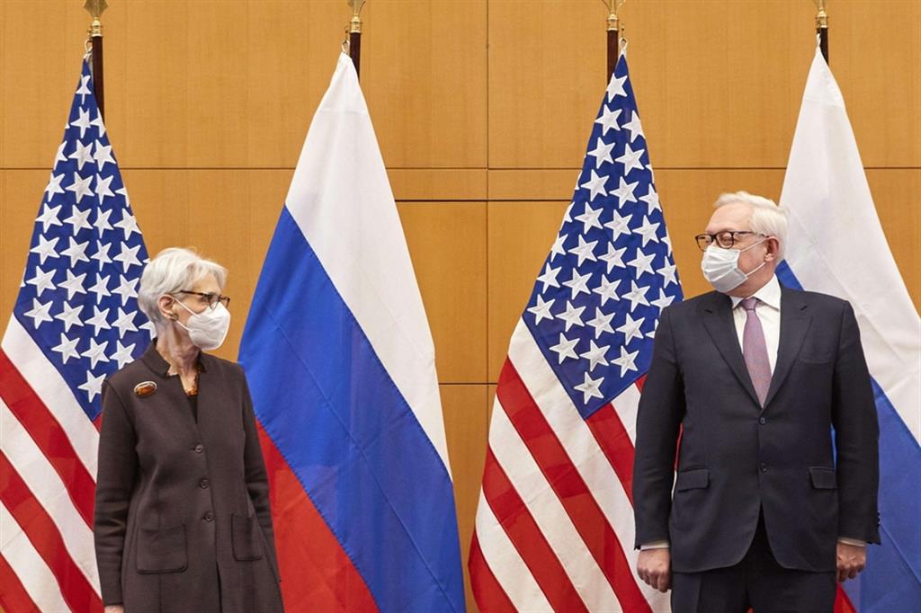 Il vicesegretario di Stato Usa Wendy Sherman e il viceministro degli Esteri russo Sergeij Ryabkov ai colloqui sull'Ucraina a Ginevra