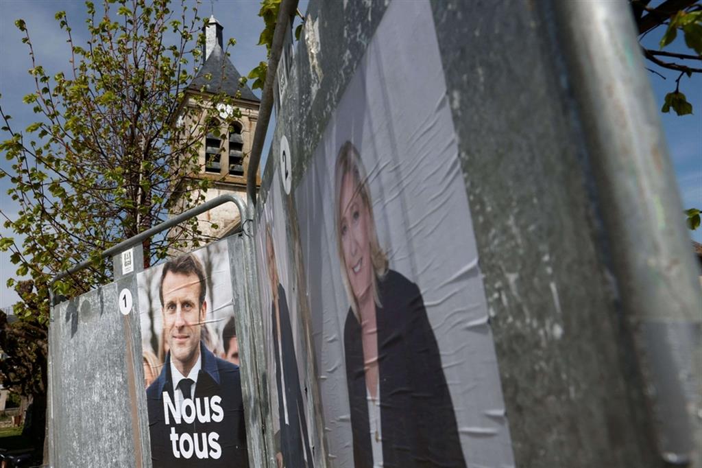 I manifesti, ormai scoloriti, che hanno segnato la breve campagna elettorale per le presidenziali francesi