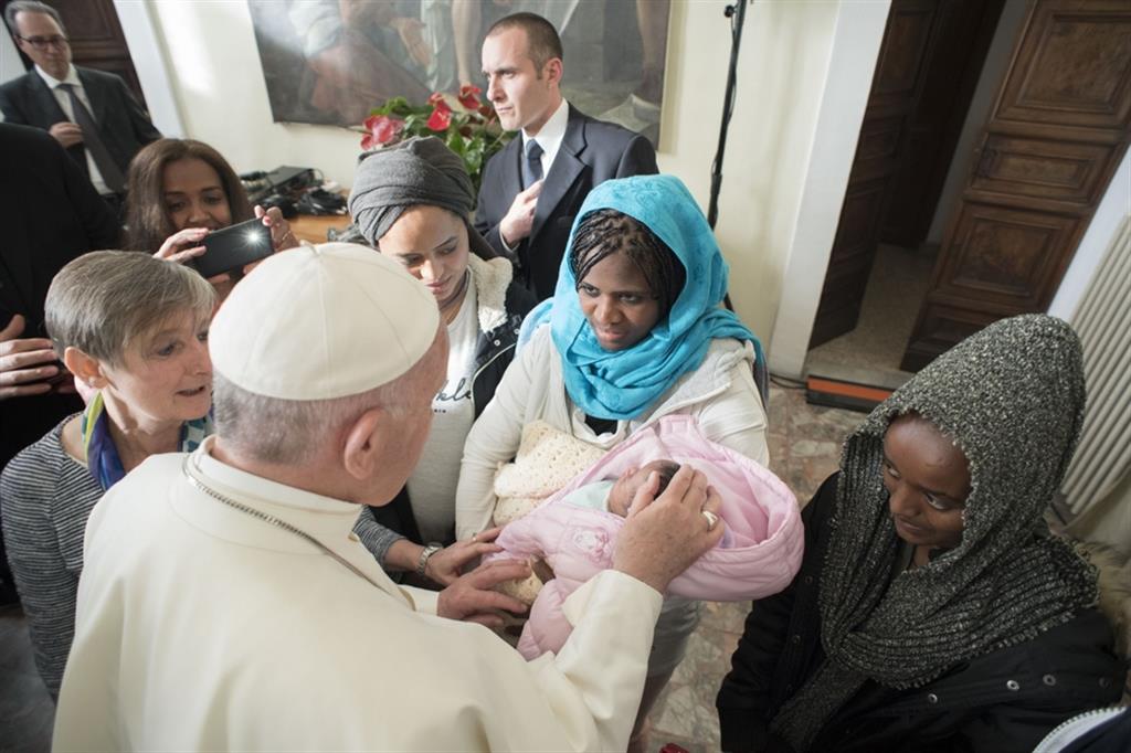 Papa Francesco con un gruppo di migranti