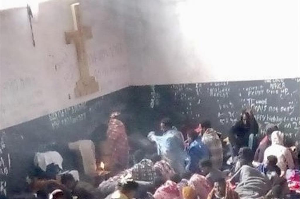 In una foto dall’inferno libico la cristiana preghiera dei rifiutati