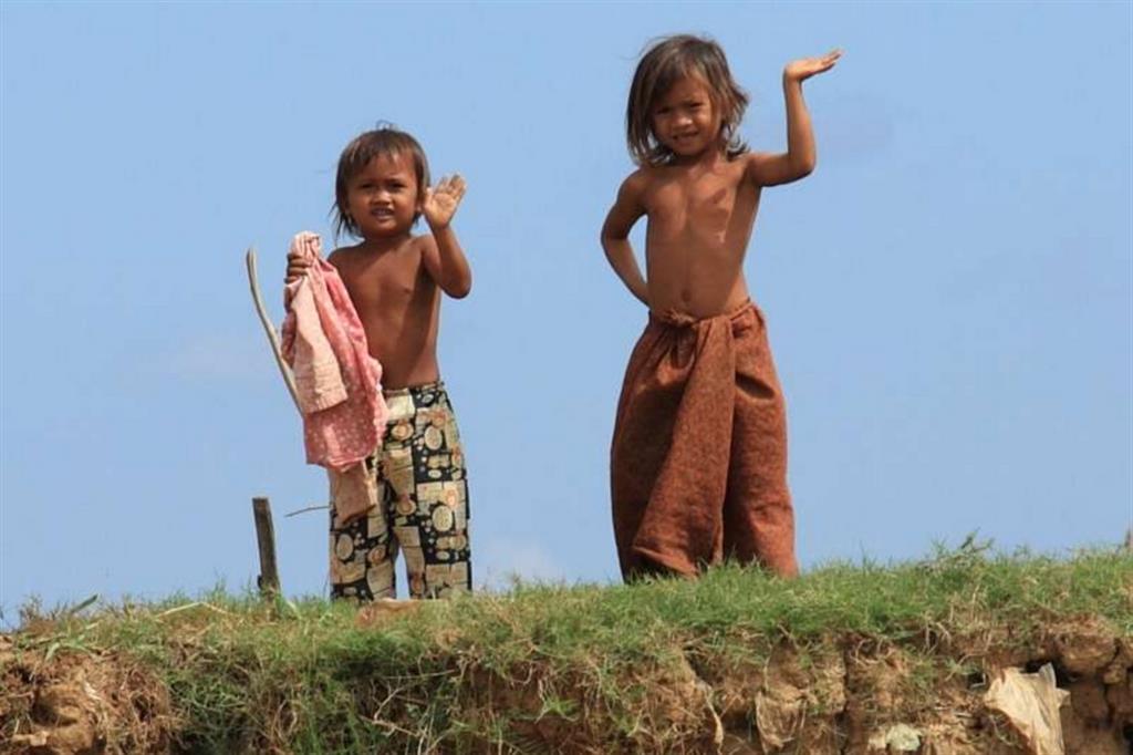 Il saluto di due bimbi in Cambogia