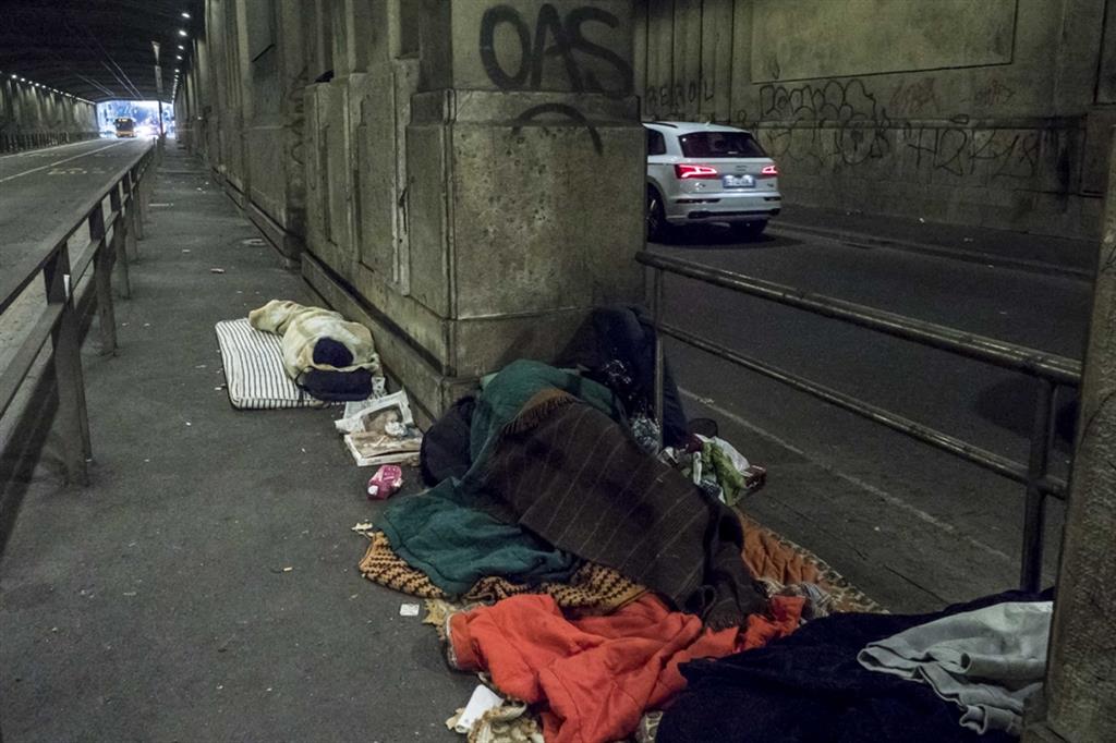 Persone senza una casa nel sottopasso Mortirolo della Stazione centrale a Milano