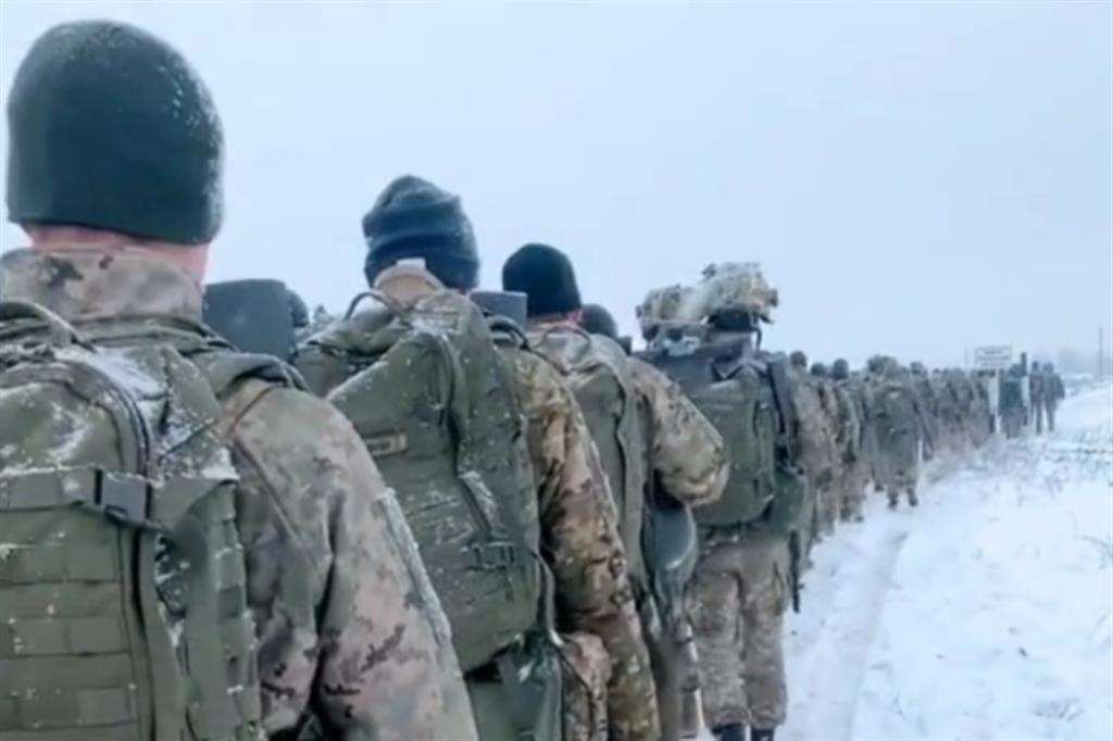 Militari ucraini in marcia sotto la neve