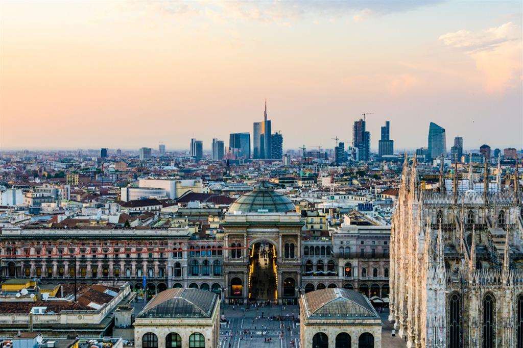 Una vista di Milano, città dove il mercato immobiliare resta molto dinamico