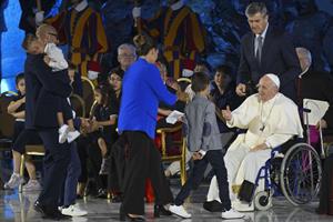 I «piccoli passi» della famiglia. Papa Francesco apre l'incontro mondiale