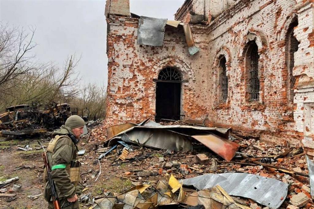 Un soldato tra le rovine provocate dagli attacchi in Ucraina