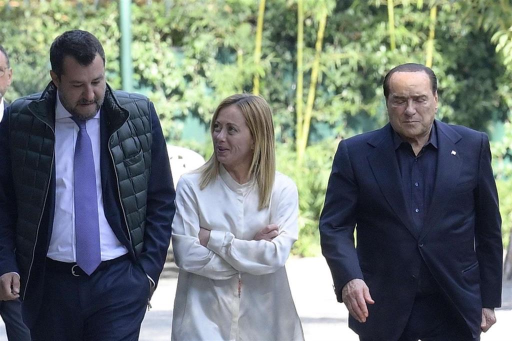 Silvio Berlusconi, a destra, con Giorgia Meloni e Matteo Salvini