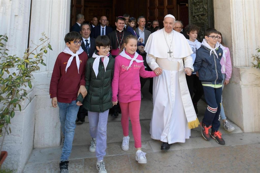 Papa Francesco e un gruppo di bambini alla Santa Casa di Loreto il 25 marzo 2019