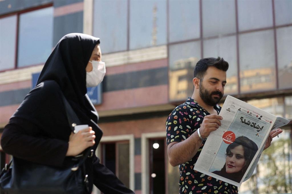 Un uomo tiene in mano un giornale in cui viene riportata la notizia della morte di Mahsa Amini a Teheran, Iran