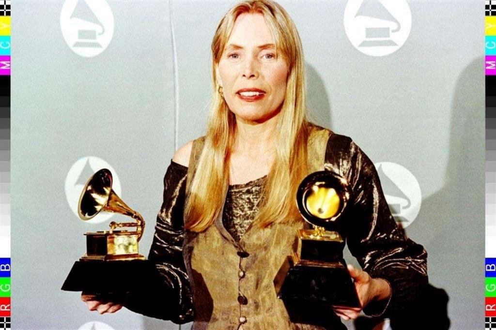 Joni Mitchell con i Grammy Awards