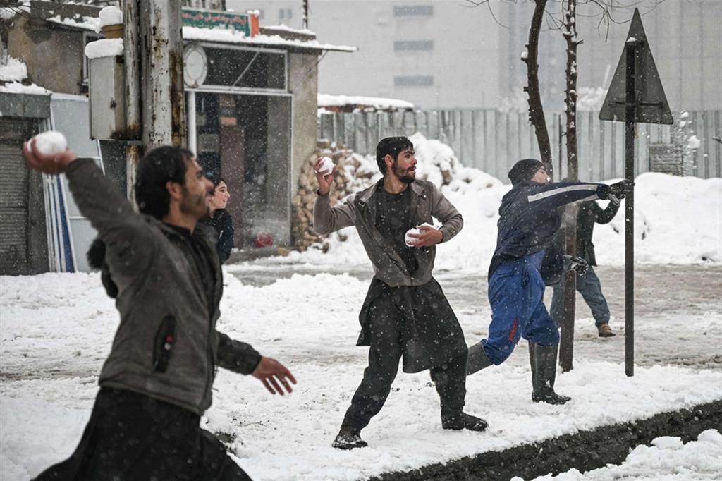 Giovani giocano con la neva a Kabul