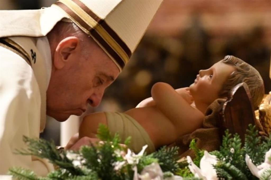 Papa Francesco bacia il Bambino Gesù