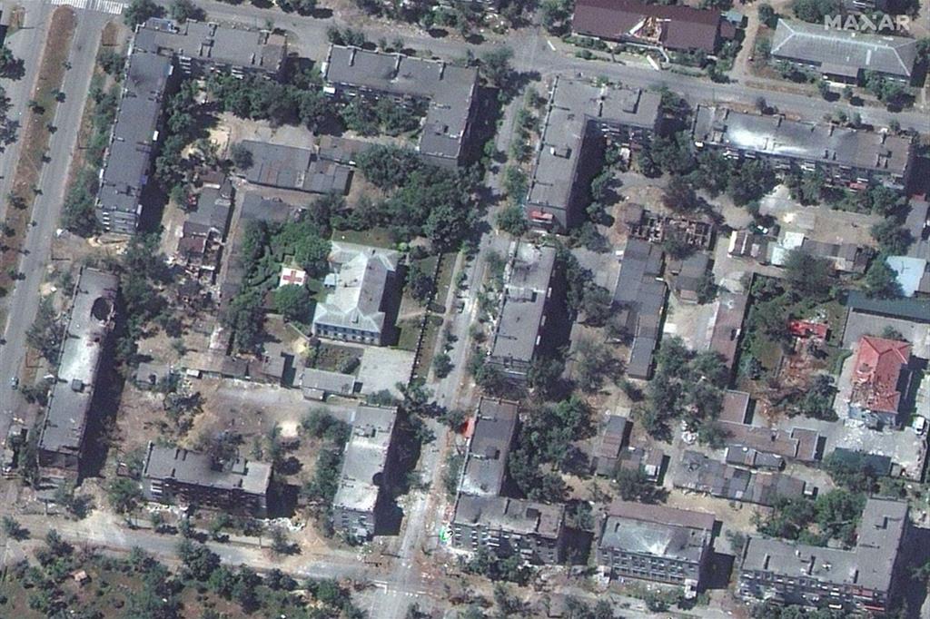 Foto satellitare dell'ospedale di Severodonetsk colpito, con la croce rossa sul tetto