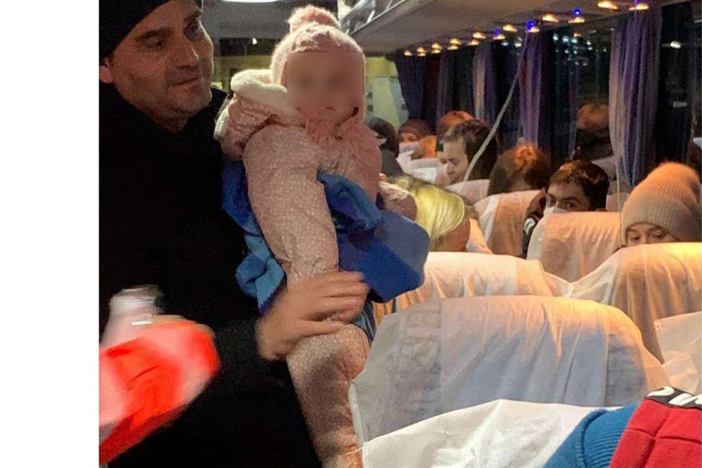 Alcune delle famiglie portate in salvo in Italia dalla missione umanitaria organizzata dal parroco del Duomo di Molfetta, in provincia di Bari