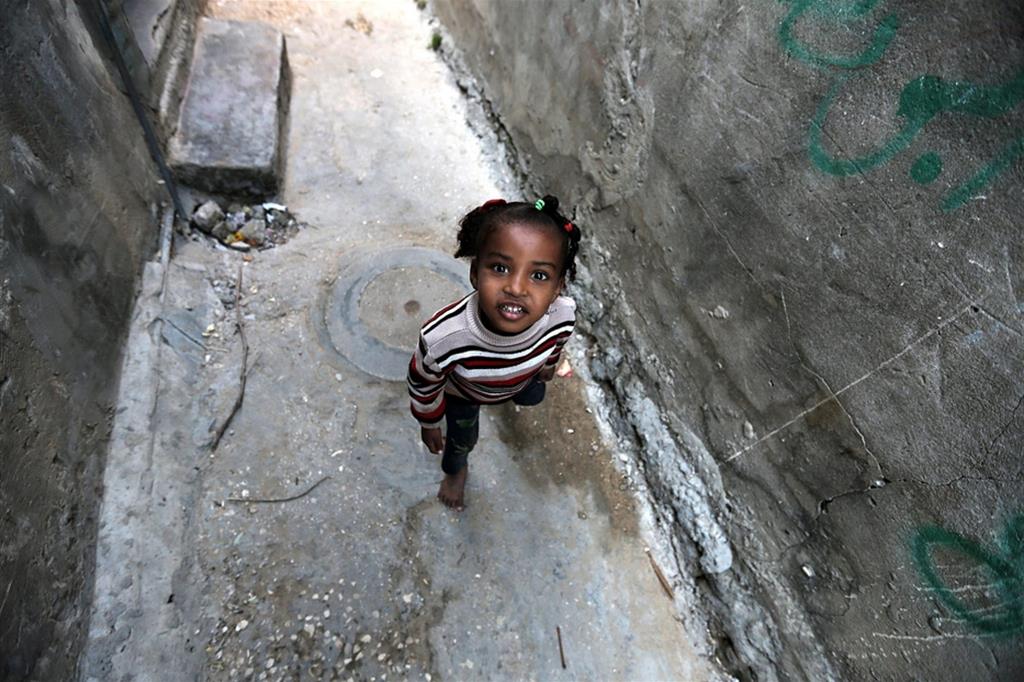 I giovani crescono in una prigione a cielo aperto. Una bambina in un campo di rifugiati palestinesi nella Striscia di Gaza, in un'immagine d'archivio